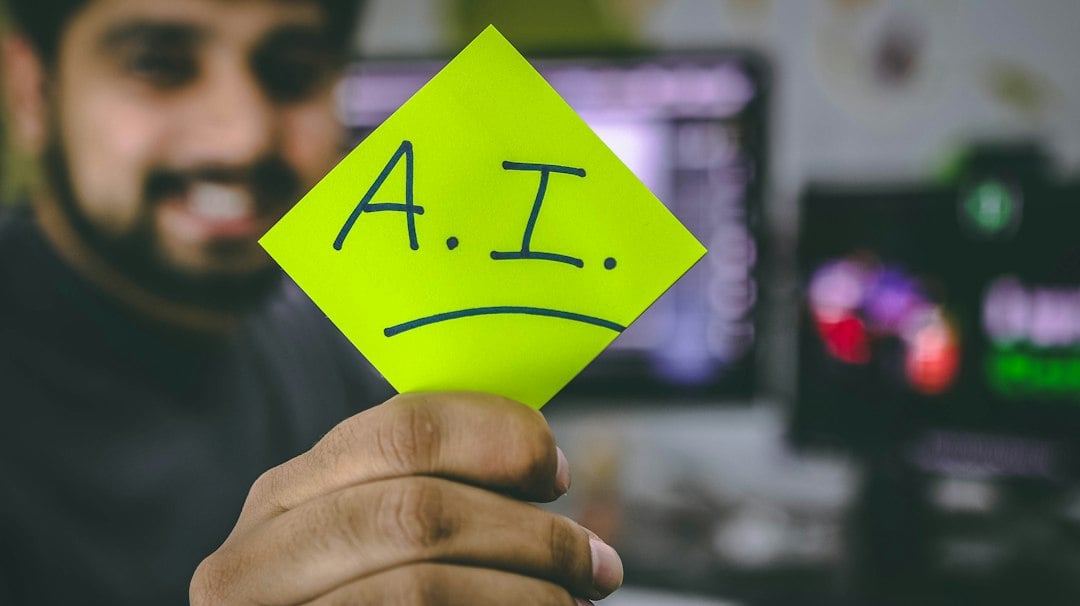 Você pode não perder o emprego, mas sua profissão pode mudar: estudo estima que a inteligência artificial afetará 40% das vagas no mundo, com funções que podem ser transformadas, perder espaço ou até desaparecer 1 person holding green paper