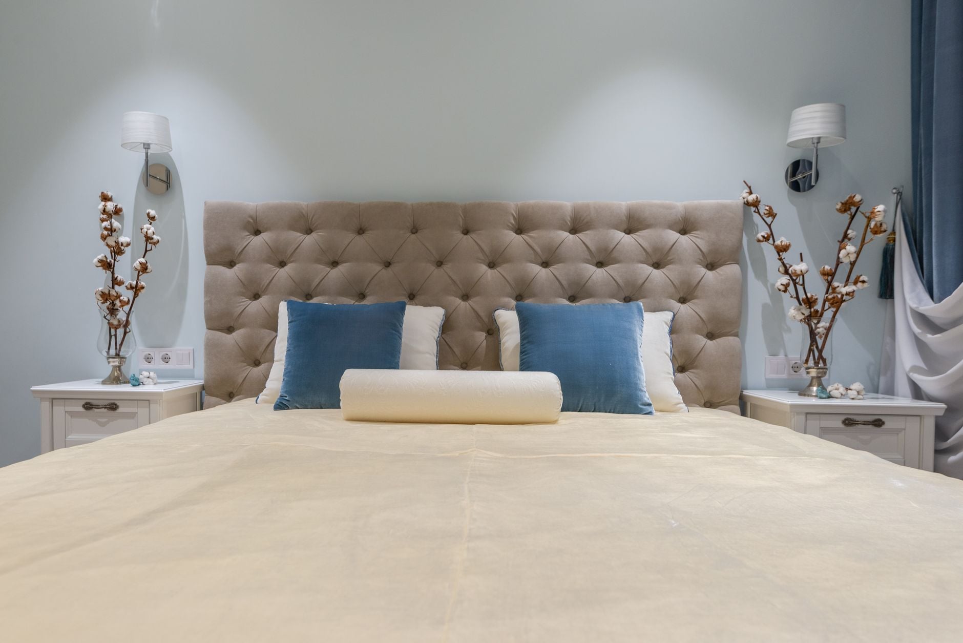 Você troca os lençóis da cama com que frequência? Especialistas dizem que muita gente está demorando mais do que deveria e explicam qual é o intervalo recomendado 1 Quarto belamente decorado com decoração elegante e ambiente aconchegante, apresentando iluminação suave e roupas de cama macias.