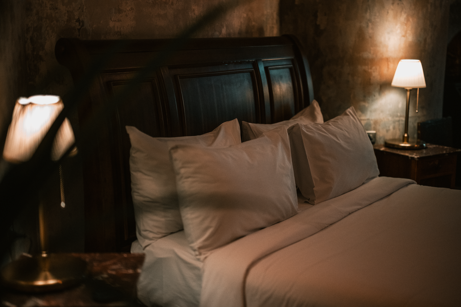 Você troca os lençóis da cama com que frequência? Especialistas dizem que muita gente está demorando mais do que deveria e explicam qual é o intervalo recomendado 3 Um quarto aconchegante com iluminação suave e uma cama confortável, criando uma atmosfera acolhedora.