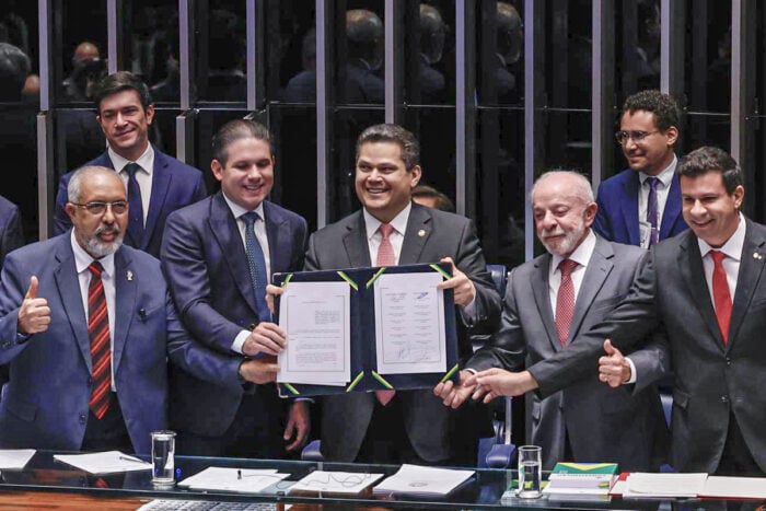 Com presença de Lula, Congresso oficializa fim da escala 6×1 e duas folgas semanais