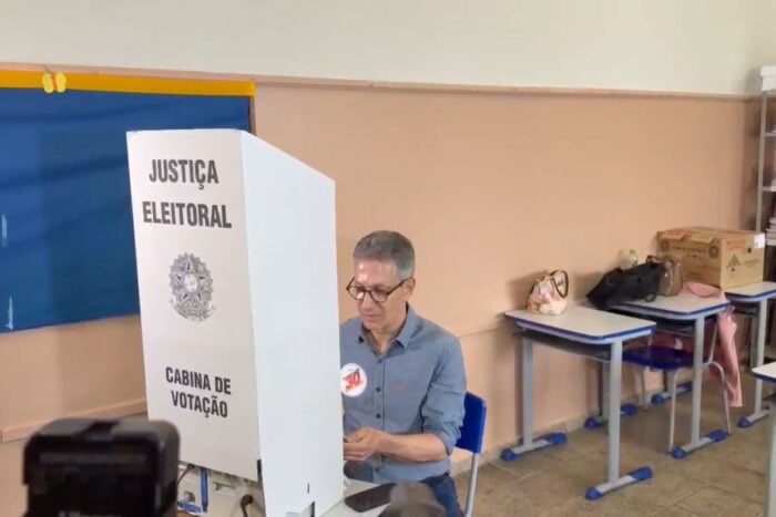 Zema vota em Araxá e admite ter levado celular à cabine